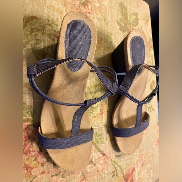 Blue denim look wedge sandals size 7.5 - Picture 2 of 2